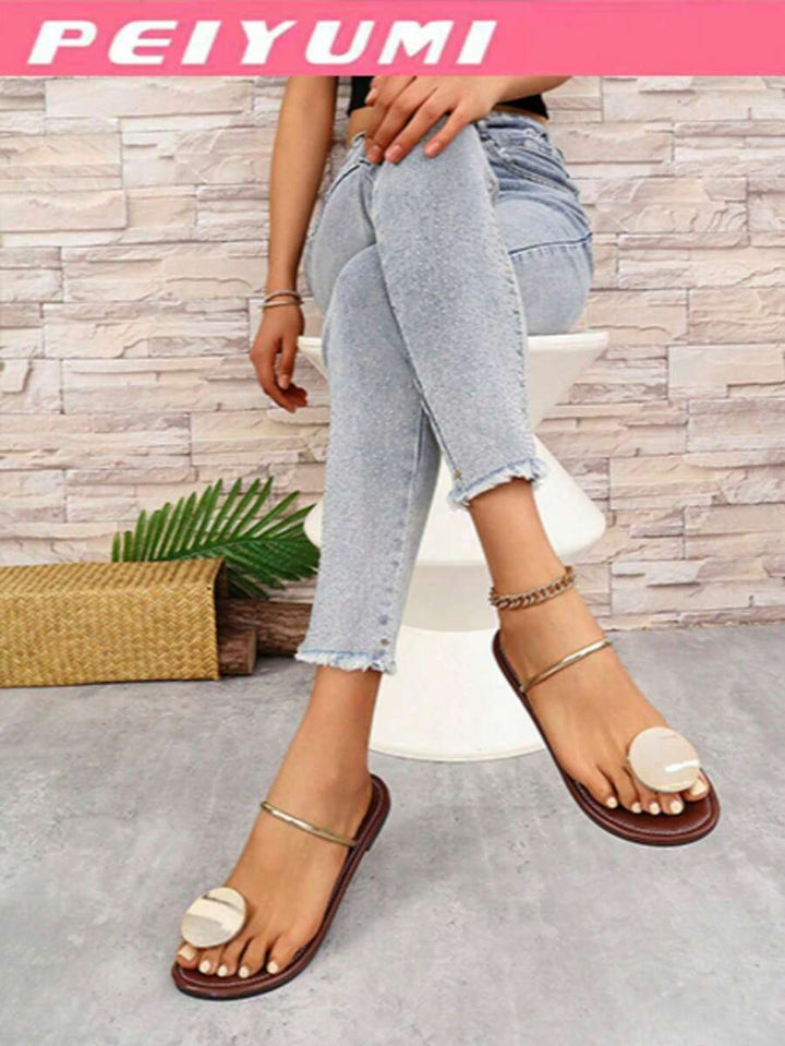 Kaelis Charm – Boho Statement Platte Sandalen