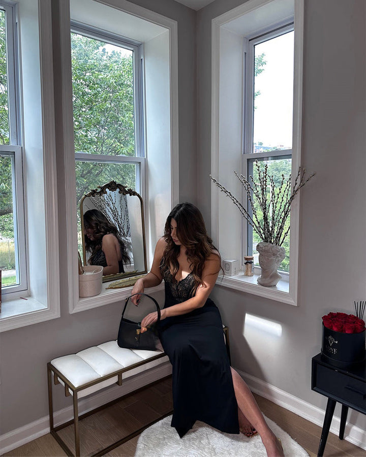 Maxi Jurk met Diepe V-Hals, Kanten Details, Hoge Split en Ingebouwde Corrigerende Shapewear